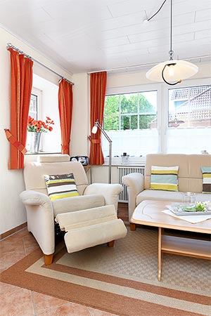 Ferienwohnung „Strandkrabbe“ - Wohnzimmer mit integriertem Küchenbereich