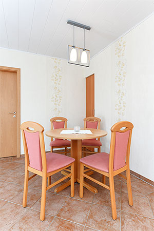 Ferienwohnung „Strandkrabbe“ - Wohnzimmer mit integriertem Küchenbereich