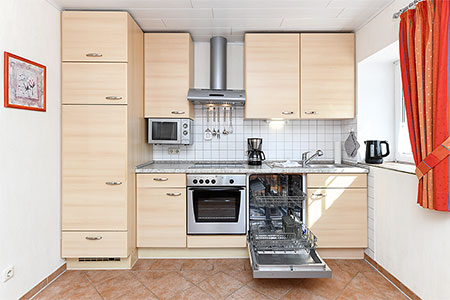 Ferienwohnung „Strandkrabbe“ - Wohnzimmer mit integriertem Küchenbereich