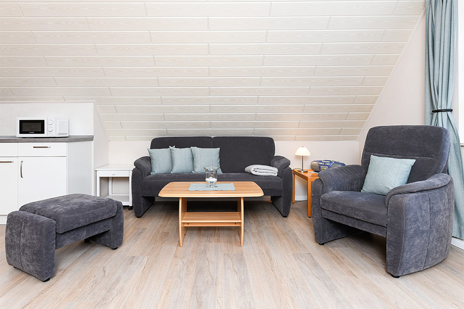 Ferienwohnung „Wattwurm“ - Wohnzimmer mit integriertem Küchenbereich