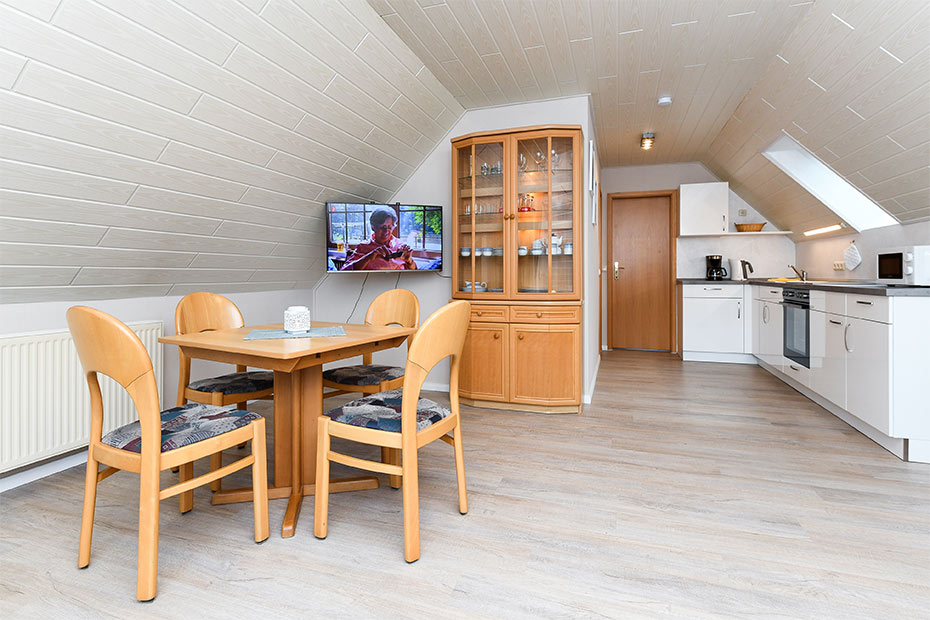 Ferienwohnung „Wattwurm“ - Wohnzimmer mit integriertem Küchenbereich