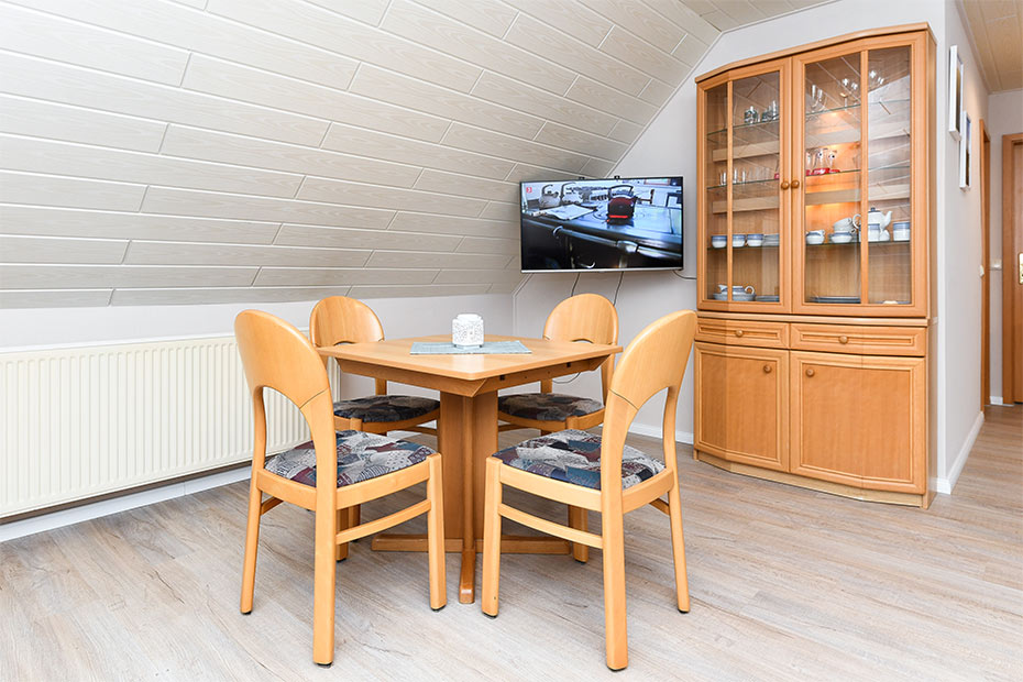 Ferienwohnung „Wattwurm“ - Wohnzimmer mit integriertem Küchenbereich