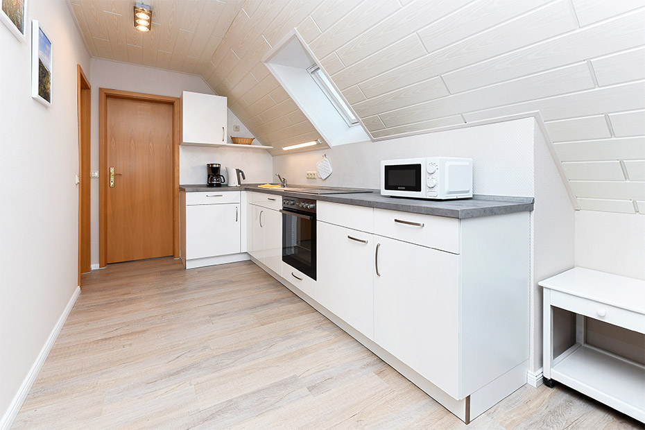 Ferienwohnung „Wattwurm“ - Wohnzimmer mit integriertem Küchenbereich