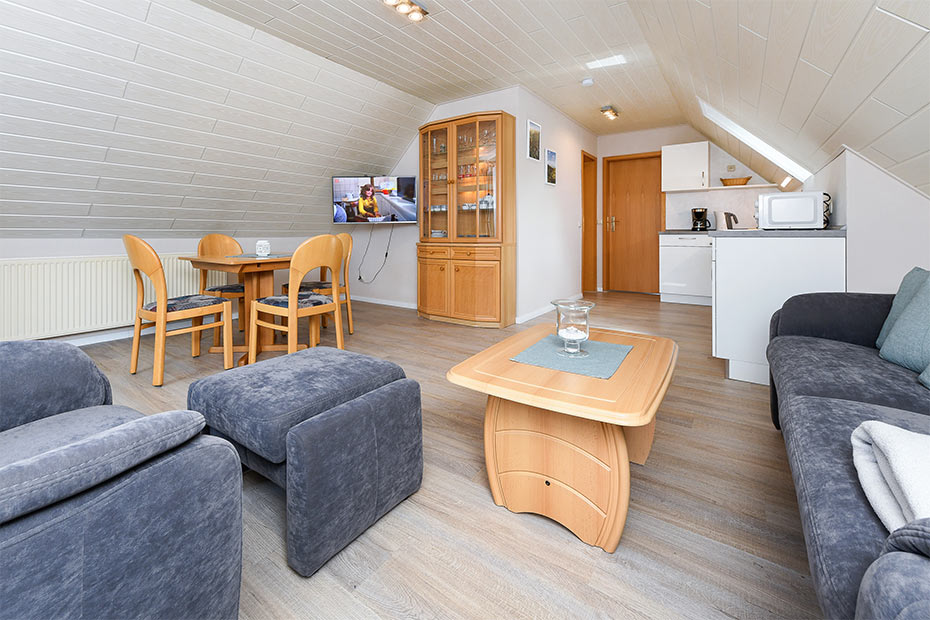 Ferienwohnung „Wattwurm“ - Wohnzimmer mit integriertem Küchenbereich