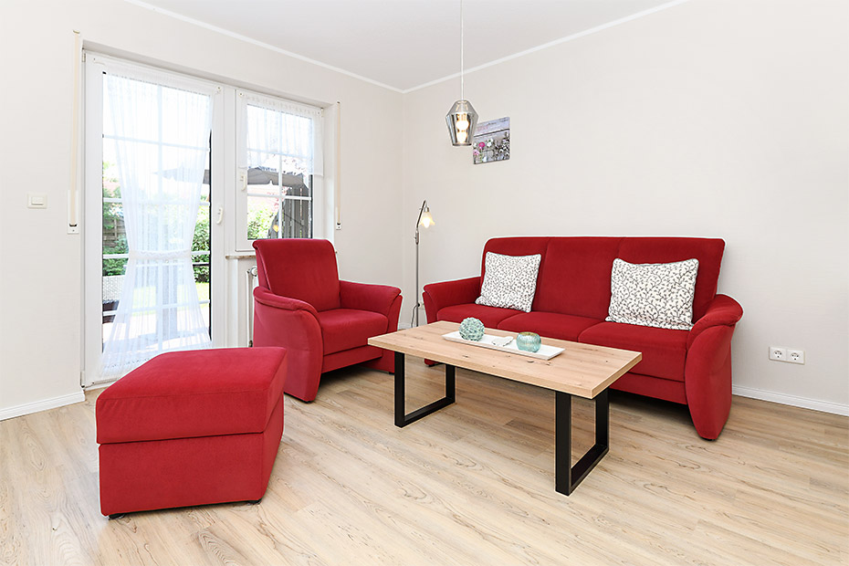 Ferienwohnung „Strandläufer“ - Wohnzimmer mit integriertem Küchenbereich