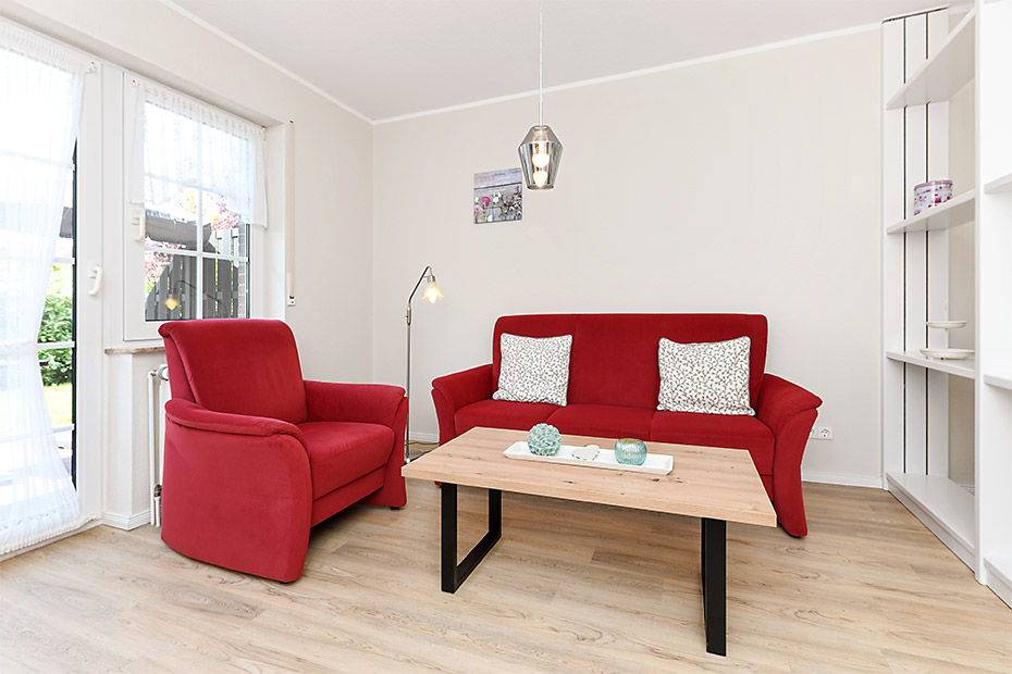 Ferienwohnung „Strandläufer“ - Wohnzimmer mit integriertem Küchenbereich