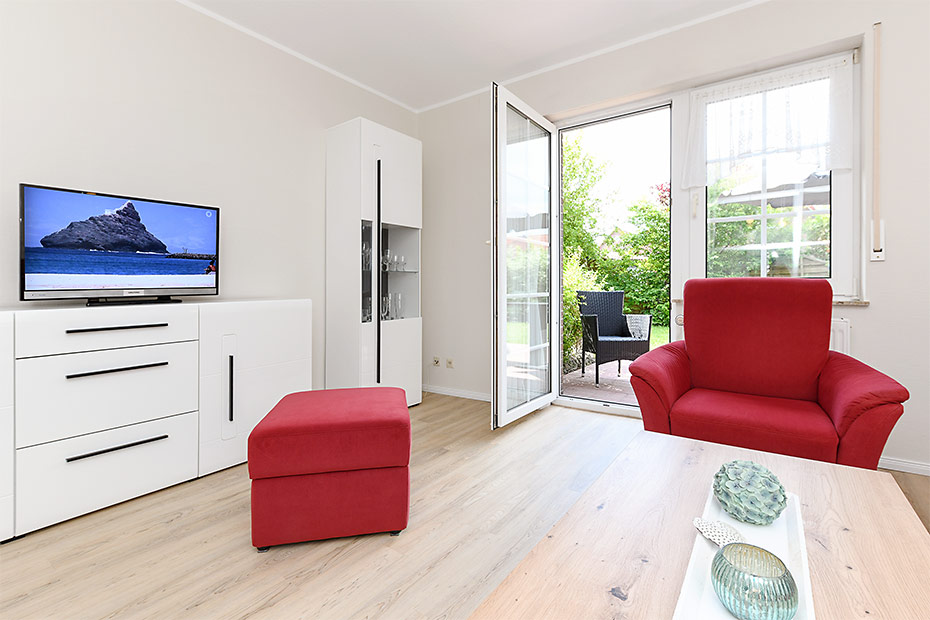 Ferienwohnung „Strandläufer“ - Wohnzimmer mit integriertem Küchenbereich