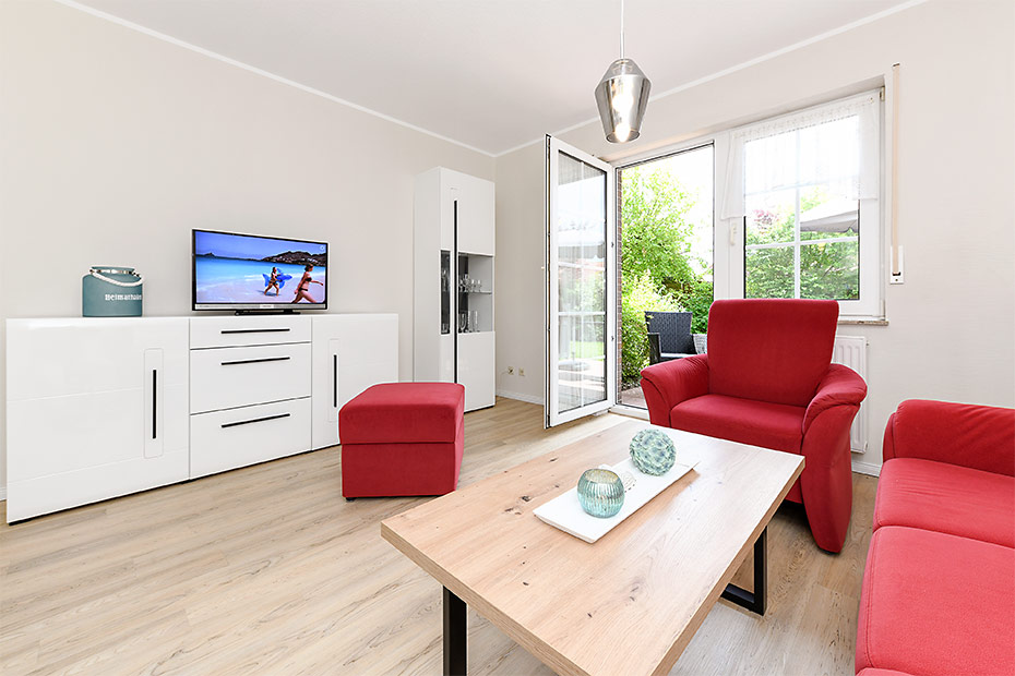 Ferienwohnung „Strandläufer“ - Wohnzimmer mit integriertem Küchenbereich