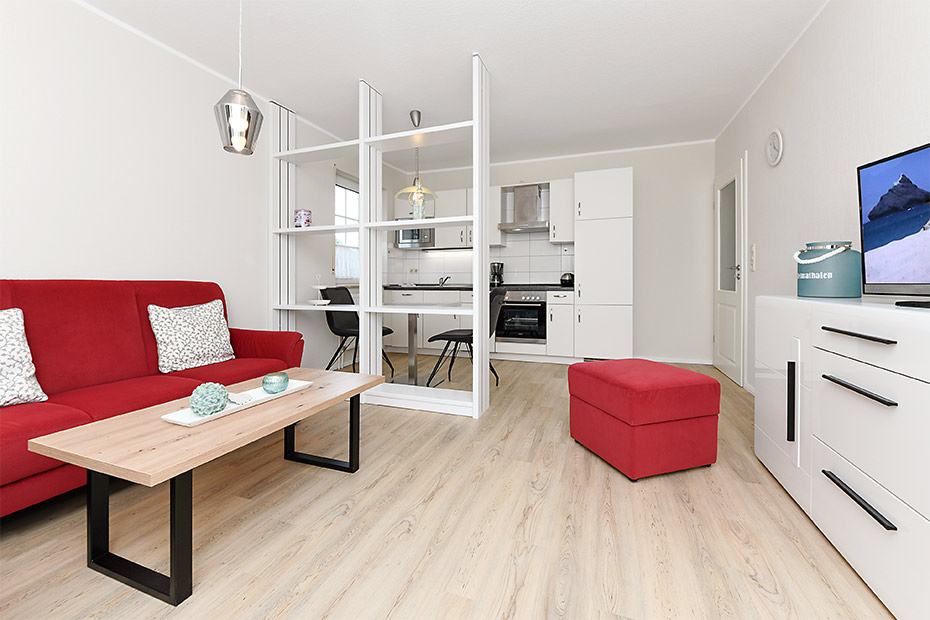 Ferienwohnung „Strandläufer“ - Wohnzimmer mit integriertem Küchenbereich