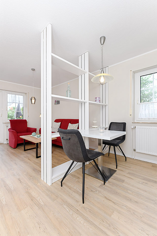 Ferienwohnung „Strandläufer“ - Wohnzimmer mit integriertem Küchenbereich