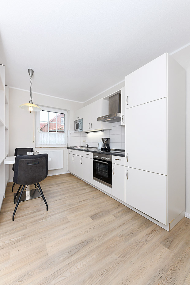 Ferienwohnung „Strandläufer“ - Wohnzimmer mit integriertem Küchenbereich