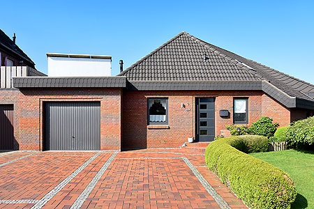 Ferienwohnung - Eingangsseite des Hauses mit dem reservierten Gästeparkplatz