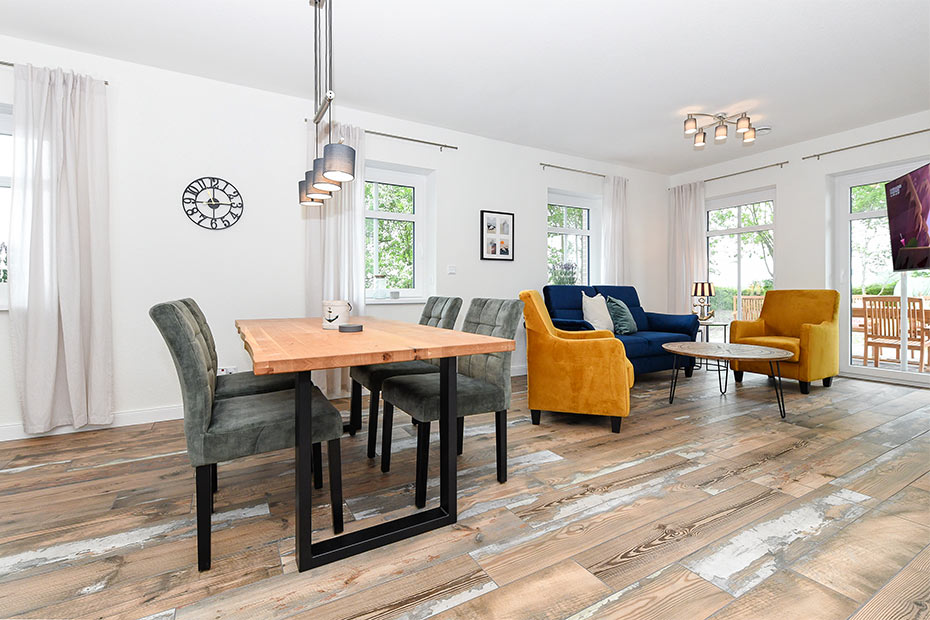 Ferienwohnung „Hühnerstall“ - Wohnzimmer mit Essplatz und integrierter Küche