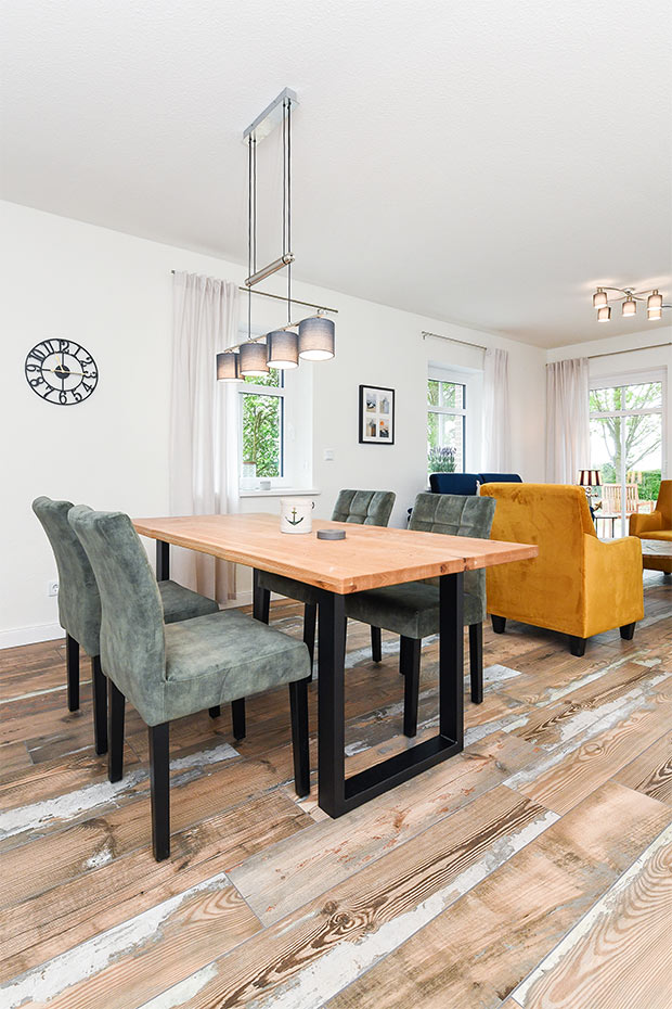 Ferienwohnung „Hühnerstall“ - Wohnzimmer mit Essplatz und integrierter Küche