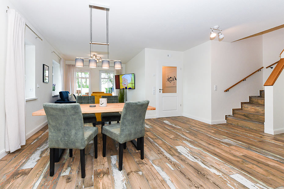 Ferienwohnung „Hühnerstall“ - Wohnzimmer mit Essplatz und integrierter Küche