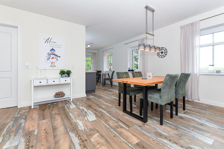 Ferienwohnung „Hühnerstall“ - Wohnzimmer mit Essplatz und integrierter Küche