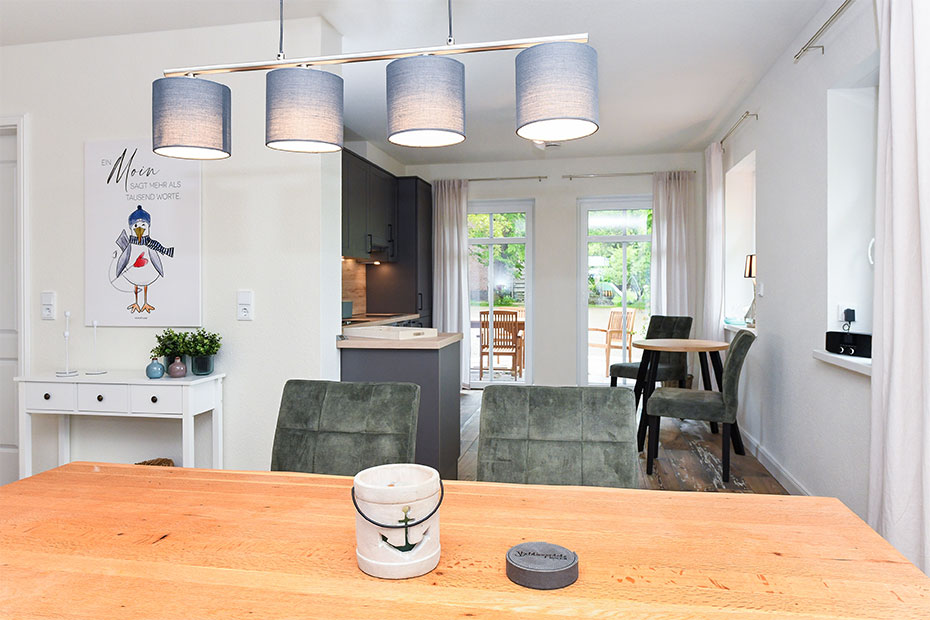 Ferienwohnung „Hühnerstall“ - Wohnzimmer mit Essplatz und integrierter Küche