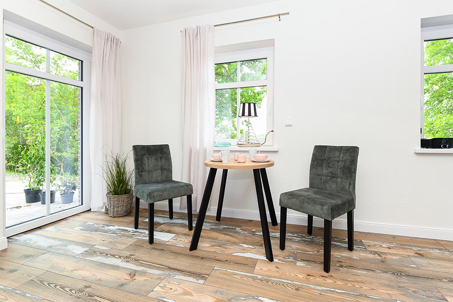 Ferienwohnung „Hühnerstall“ - Wohnzimmer mit Essplatz und integrierter Küche