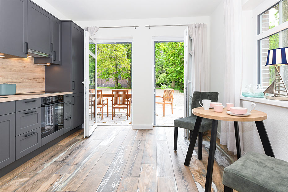 Ferienwohnung „Hühnerstall“ - Wohnzimmer mit Essplatz und integrierter Küche