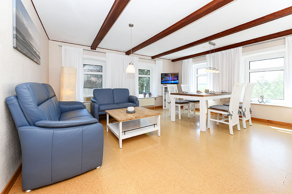 Ferienwohnung „Ost“ - Wohnzimmer mit integriertem Küchenbereich