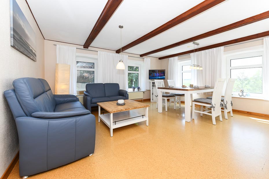 Ferienwohnung „Ost“ - Wohnzimmer mit integriertem Küchenbereich