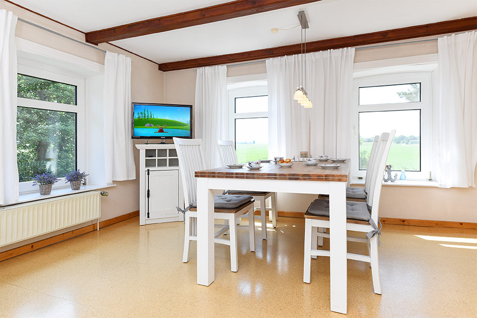 Ferienwohnung „Ost“ - Wohnzimmer mit integriertem Küchenbereich