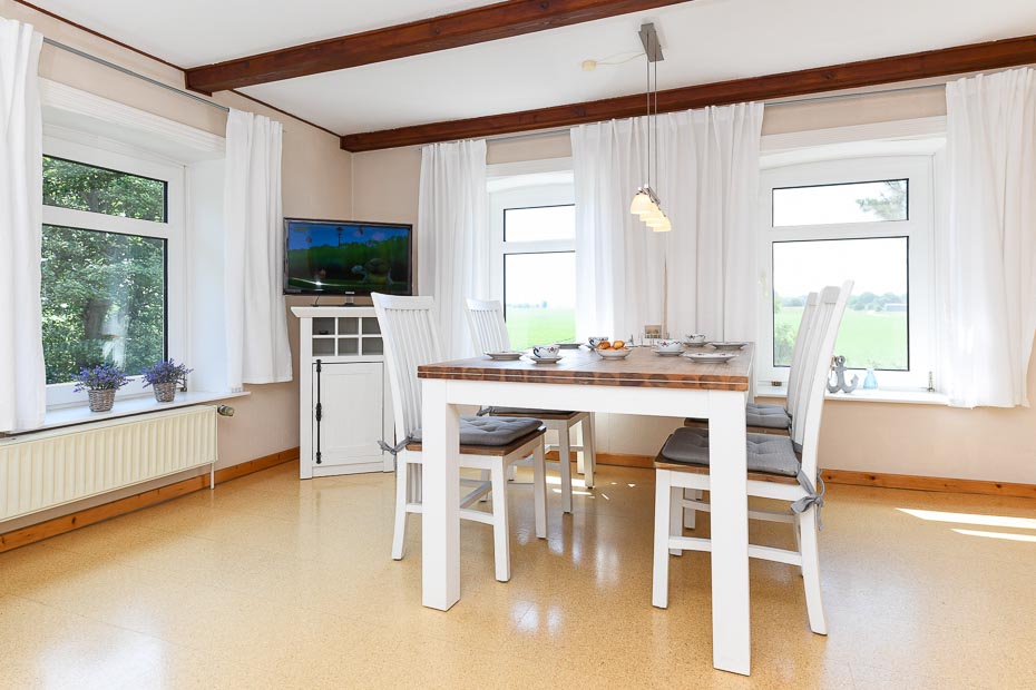 Ferienwohnung „Ost“ - Wohnzimmer mit integriertem Küchenbereich