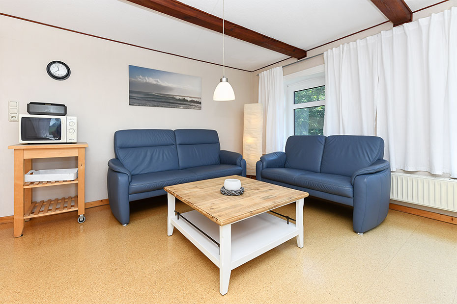 Ferienwohnung „Ost“ - Wohnzimmer mit integriertem Küchenbereich