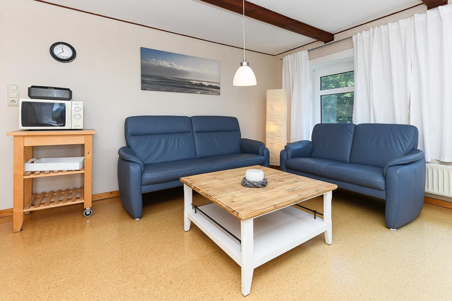 Ferienwohnung „Ost“ - Wohnzimmer mit integriertem Küchenbereich