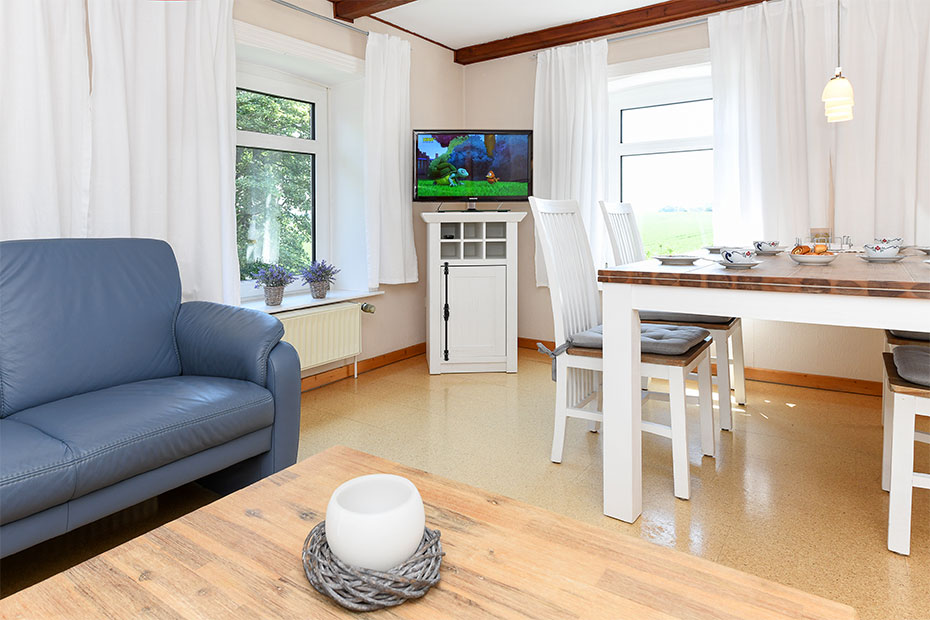 Ferienwohnung „Ost“ - Wohnzimmer mit integriertem Küchenbereich