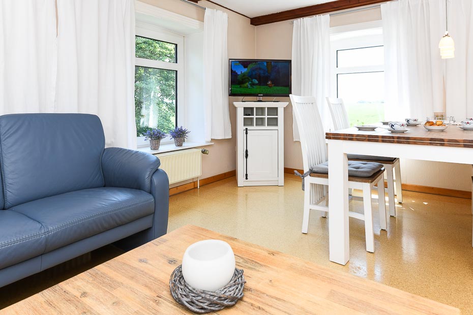 Ferienwohnung „Ost“ - Wohnzimmer mit integriertem Küchenbereich