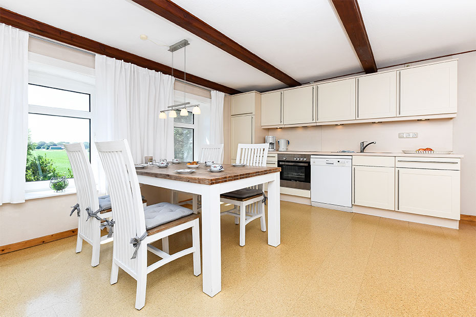 Ferienwohnung „Ost“ - Wohnzimmer mit integriertem Küchenbereich