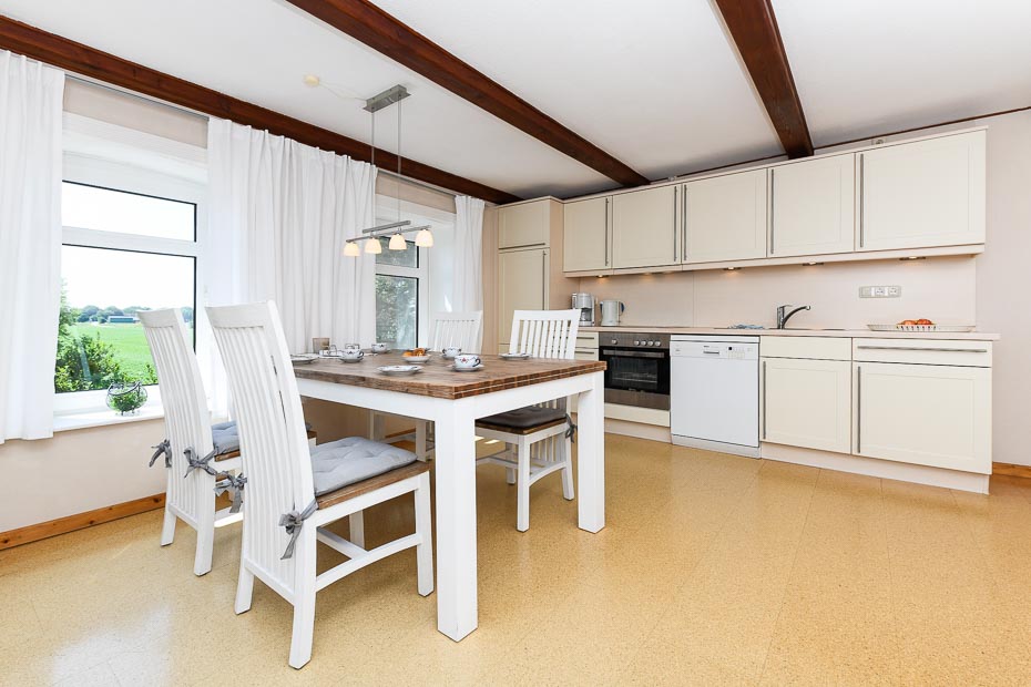 Ferienwohnung „Ost“ - Wohnzimmer mit integriertem Küchenbereich