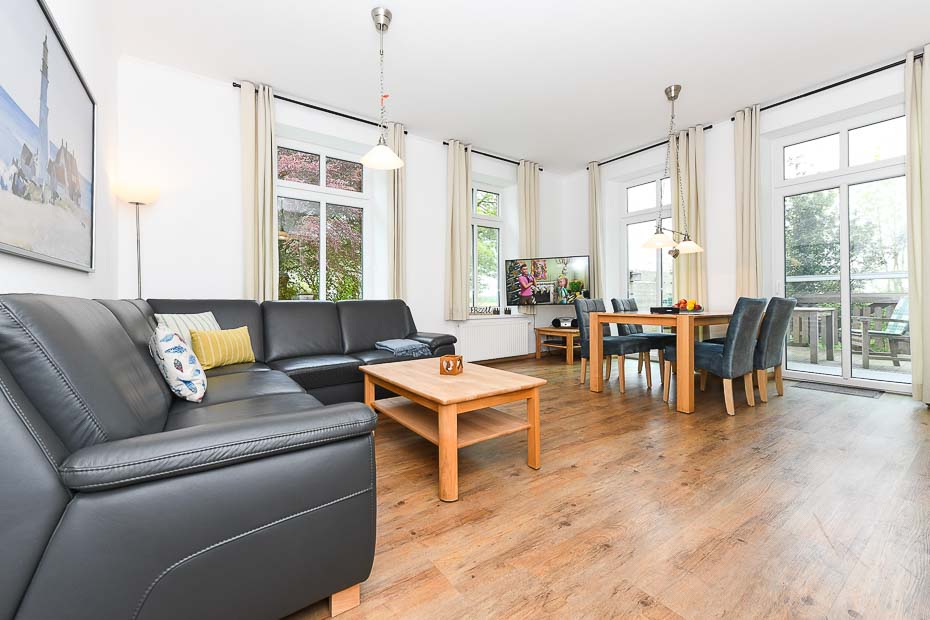 Ferienwohnung „Süd“ - Wohnzimmer mit integriertem Küchenbereich