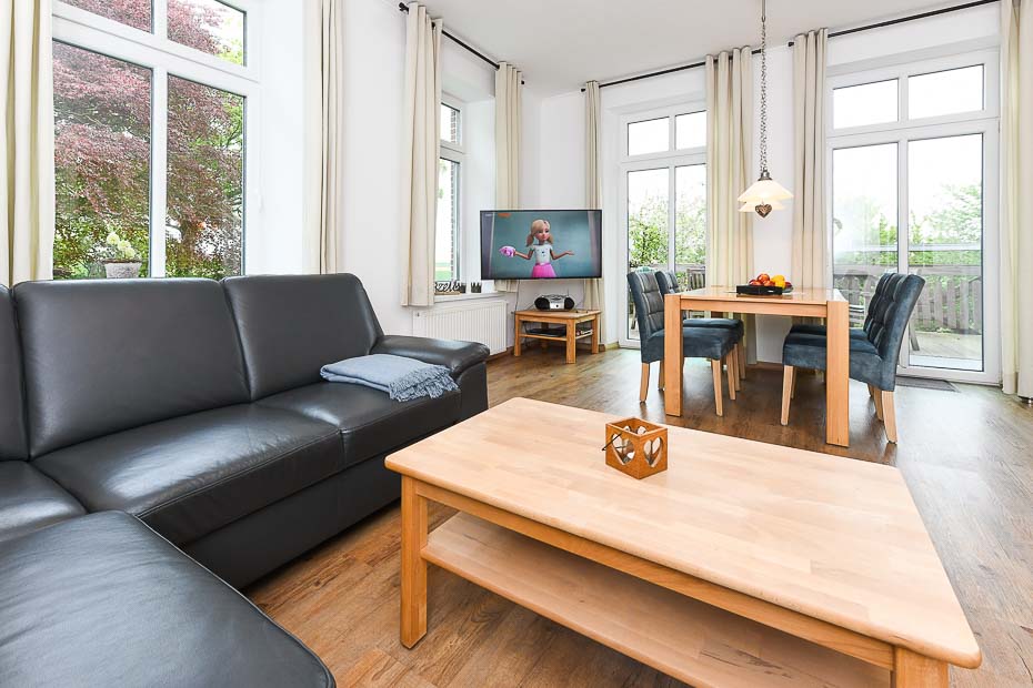 Ferienwohnung „Süd“ - Wohnzimmer mit integriertem Küchenbereich