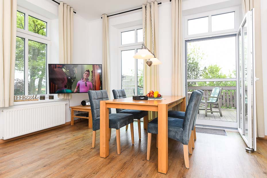 Ferienwohnung „Süd“ - Wohnzimmer mit integriertem Küchenbereich