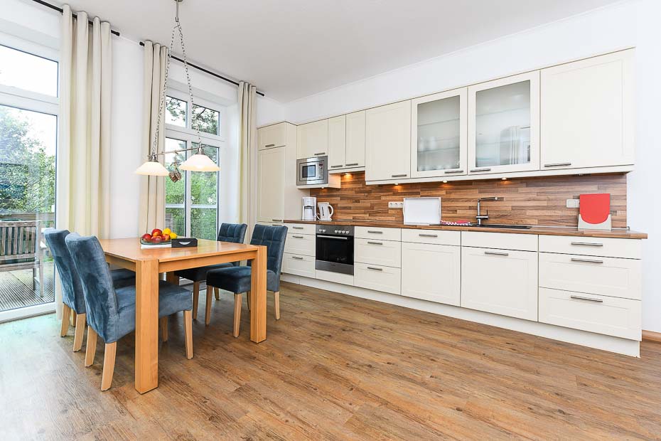 Ferienwohnung „Süd“ - Wohnzimmer mit integriertem Küchenbereich