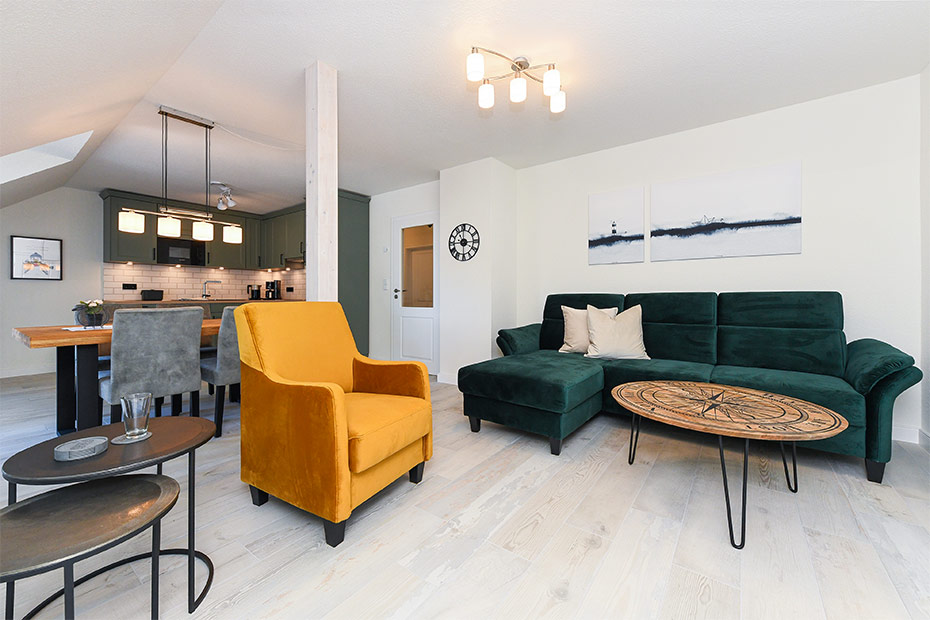 Ferienwohnung „Taubenschlag“ - Wohnzimmer mit Essplatz und integrierter Küche