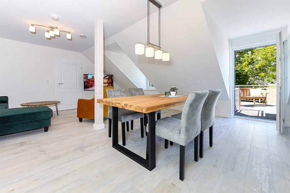 Ferienwohnung „Taubenschlag“ - Wohnzimmer mit Essplatz und integrierter Küche