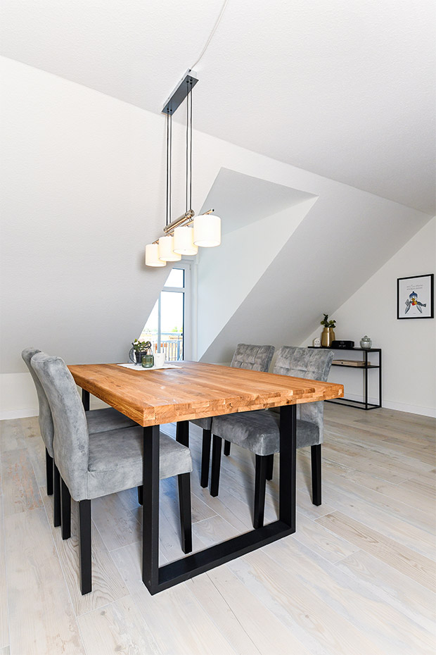 Ferienwohnung „Taubenschlag“ - Wohnzimmer mit Essplatz und integrierter Küche