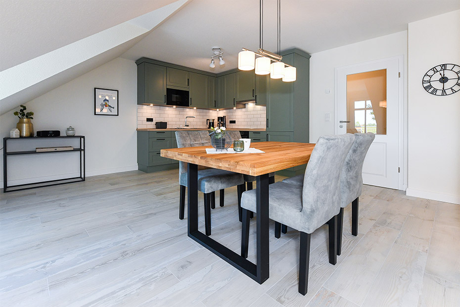 Ferienwohnung „Taubenschlag“ - Wohnzimmer mit Essplatz und integrierter Küche