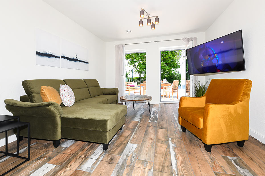 Ferienwohnung „Treckerschuppen“ - Wohnzimmer mit Essplatz und integrierter Küche