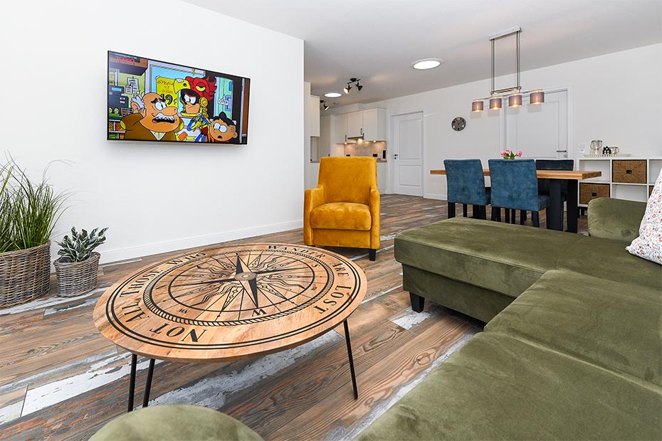 Ferienwohnung „Treckerschuppen“ - Wohnzimmer mit Essplatz und integrierter Küche