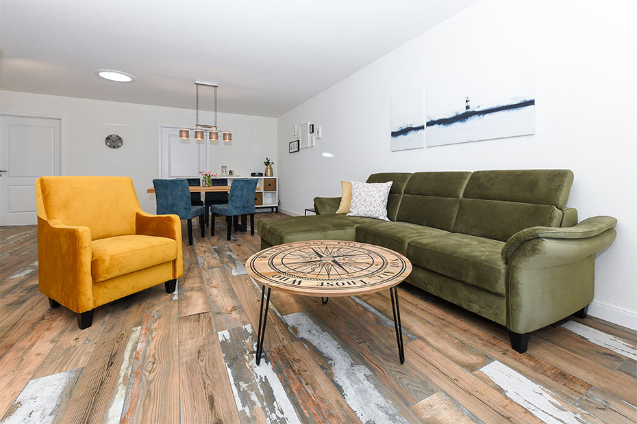 Ferienwohnung „Treckerschuppen“ - Wohnzimmer mit Essplatz und integrierter Küche