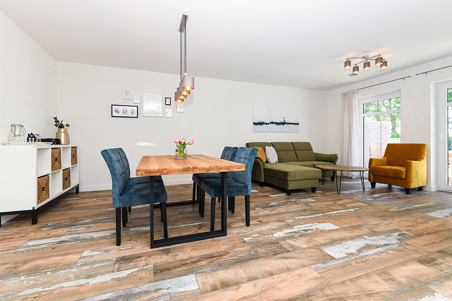 Ferienwohnung „Treckerschuppen“ - Wohnzimmer mit Essplatz und integrierter Küche