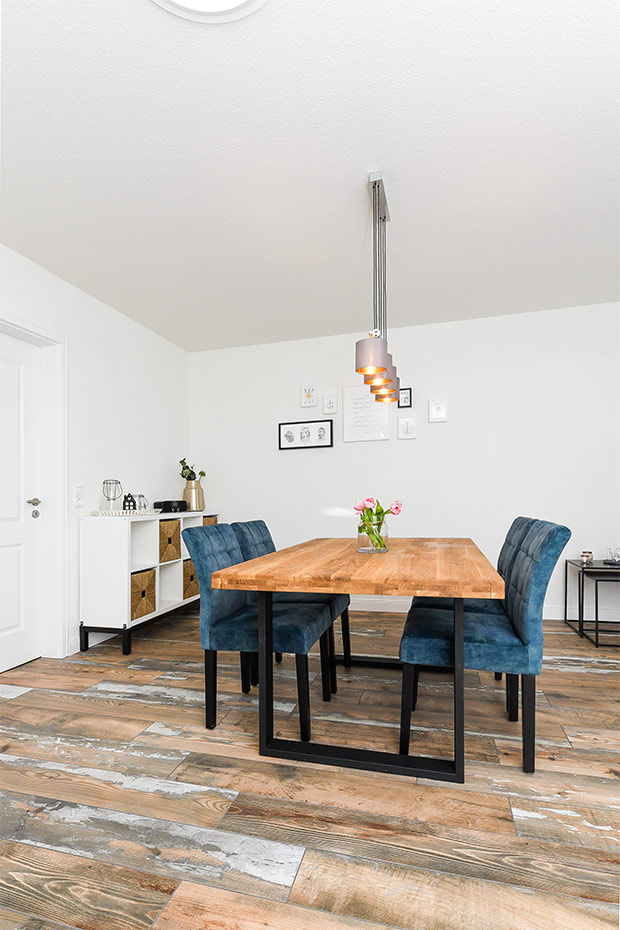 Ferienwohnung „Treckerschuppen“ - Wohnzimmer mit Essplatz und integrierter Küche