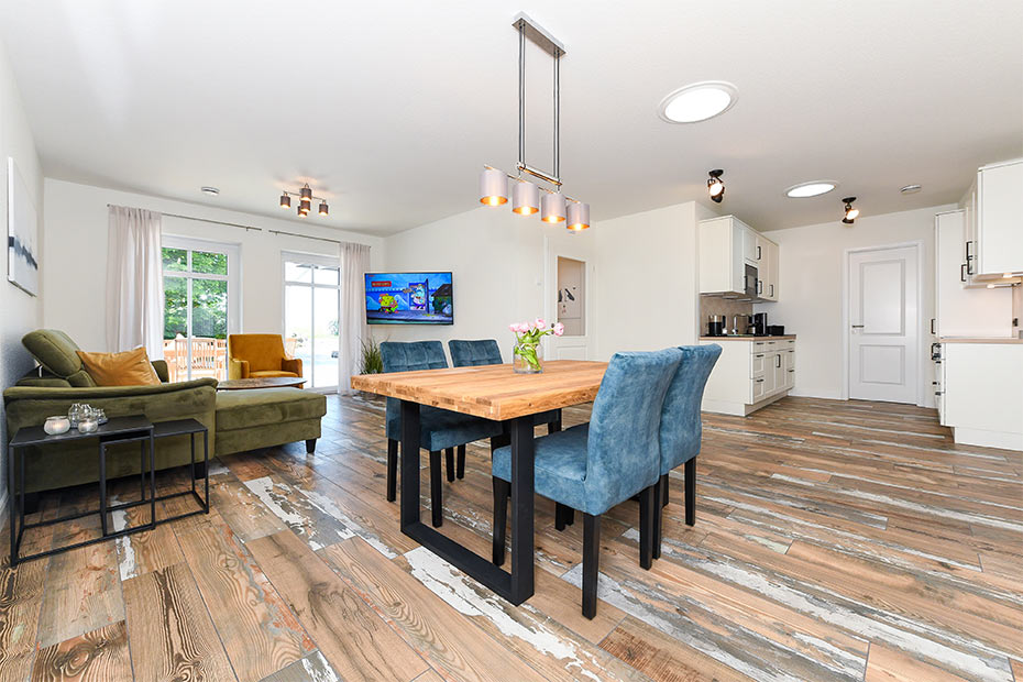 Ferienwohnung „Treckerschuppen“ - Wohnzimmer mit Essplatz und integrierter Küche