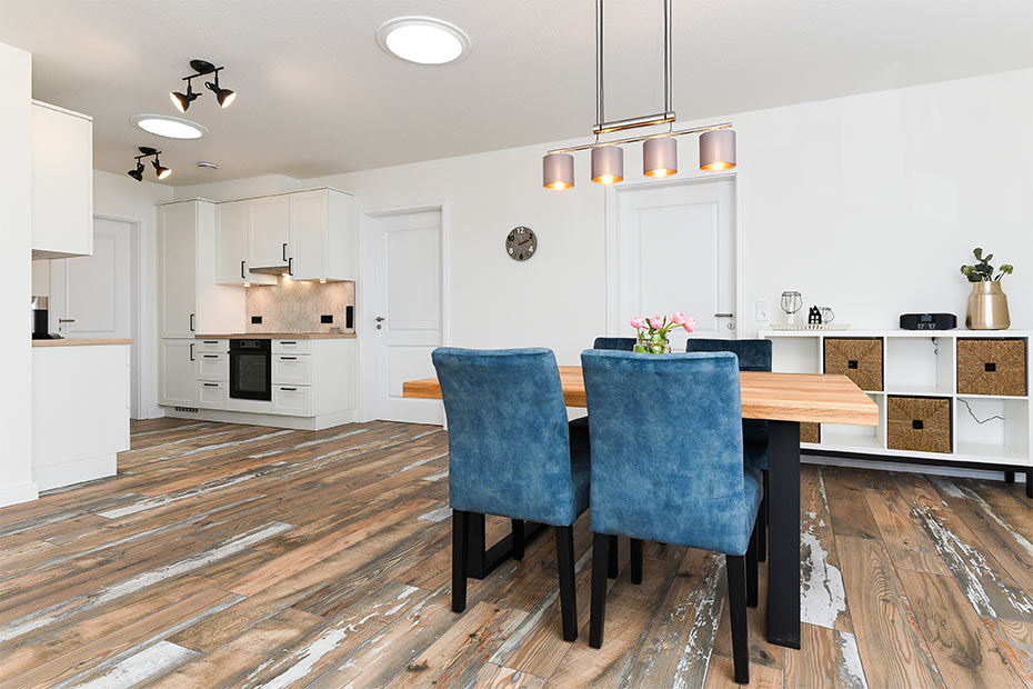 Ferienwohnung „Treckerschuppen“ - Wohnzimmer mit Essplatz und integrierter Küche