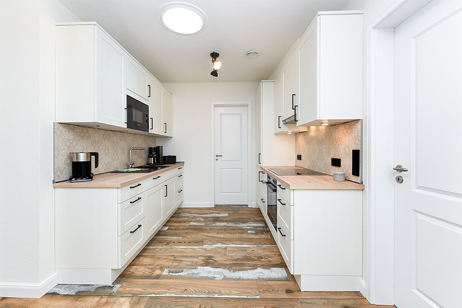 Ferienwohnung „Treckerschuppen“ - Wohnzimmer mit Essplatz und integrierter Küche