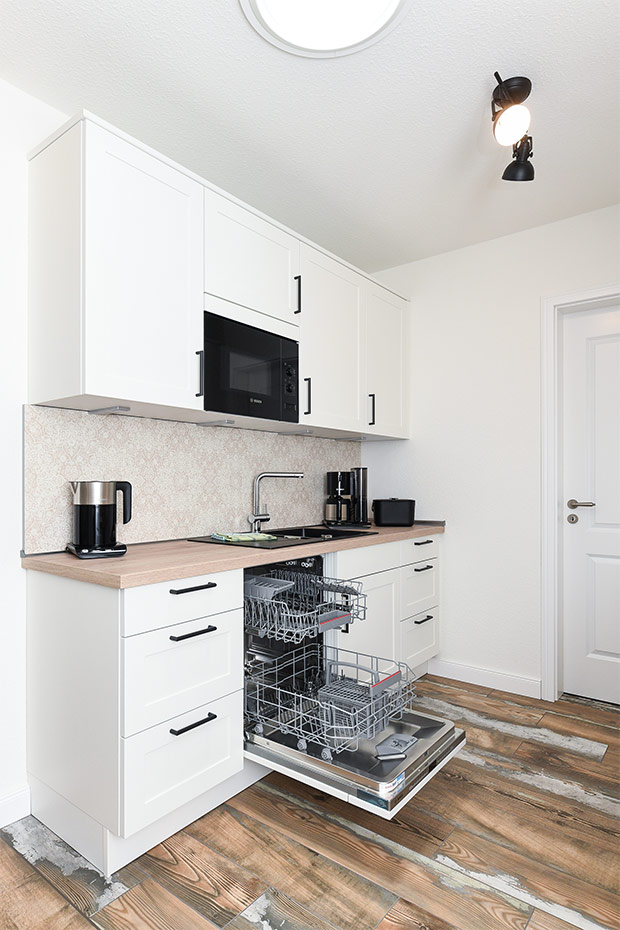 Ferienwohnung „Treckerschuppen“ - Wohnzimmer mit Essplatz und integrierter Küche